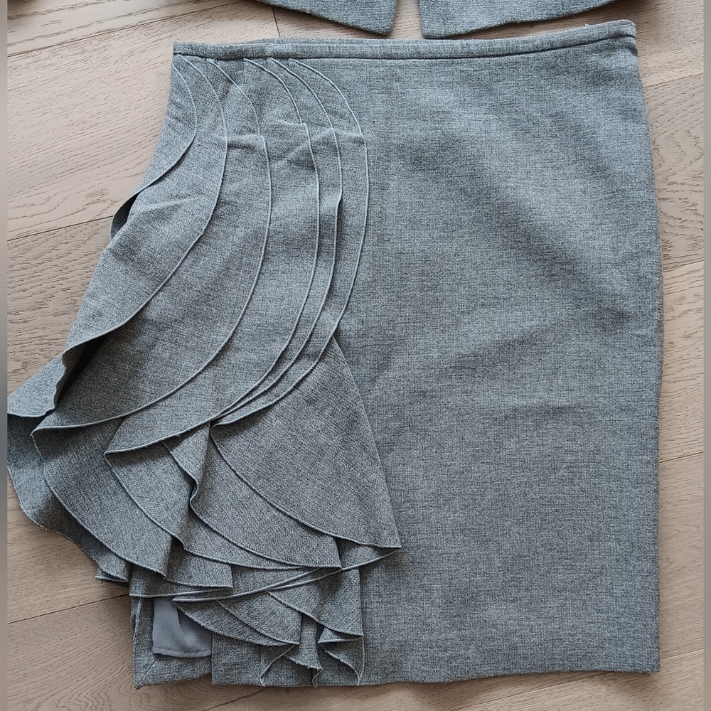 ARMANI COLLEZIONI Gray Ruffled Wool Suit Size 40 or 8 - Picture 8 of 9